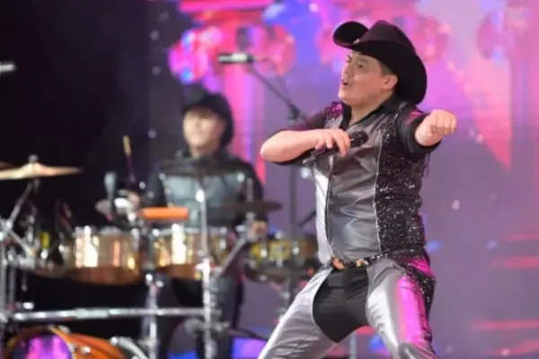 Zúmbale Primo cantarán en cierre de campaña de Kast ,red X