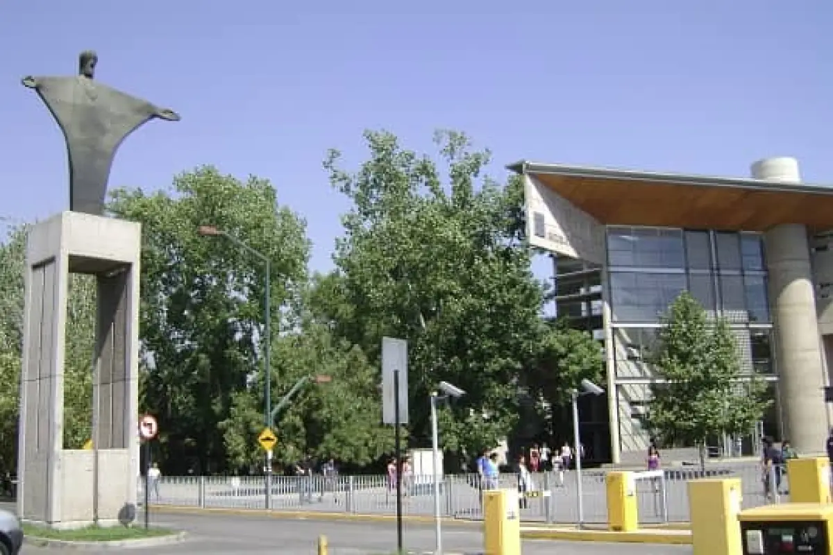 Polémica por estudiantes teniendo relaciones sexuales en plena clase ,Universidad Católica