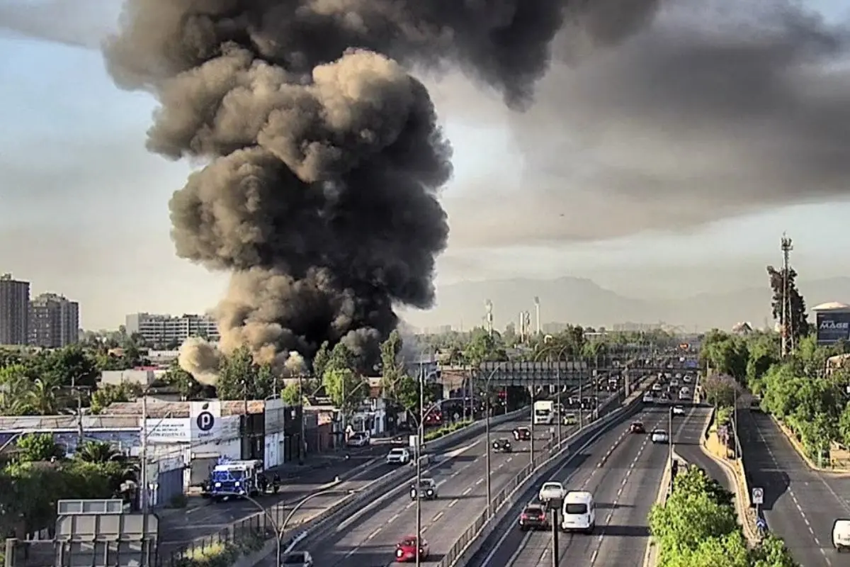 La columna de humo se puede ver desde distintos puntos de Santiago, red X