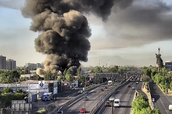 La columna de humo se puede ver desde distintos puntos de Santiago ,red X