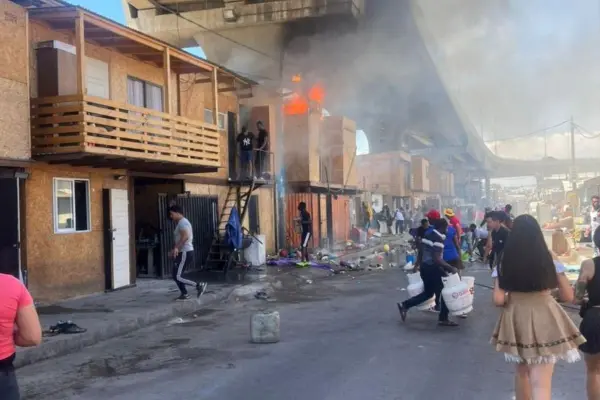 Voraz incendio destruyó una decena de viviendas ,red X