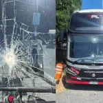 Con su parabrisas quebrado quedó el bus de la U, red X