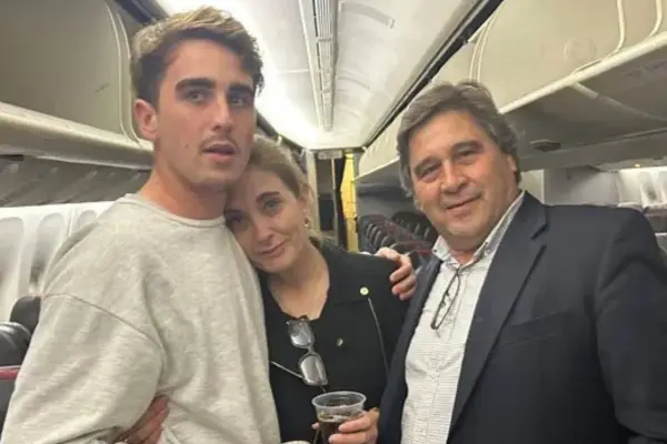 Ballas volvió este domingo a Chile junto a sus padres ,red X