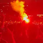 Al menos dos bengalas se encendieron en medio del público, Captura