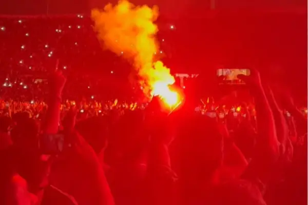 Al menos dos bengalas se encendieron en medio del público ,Captura