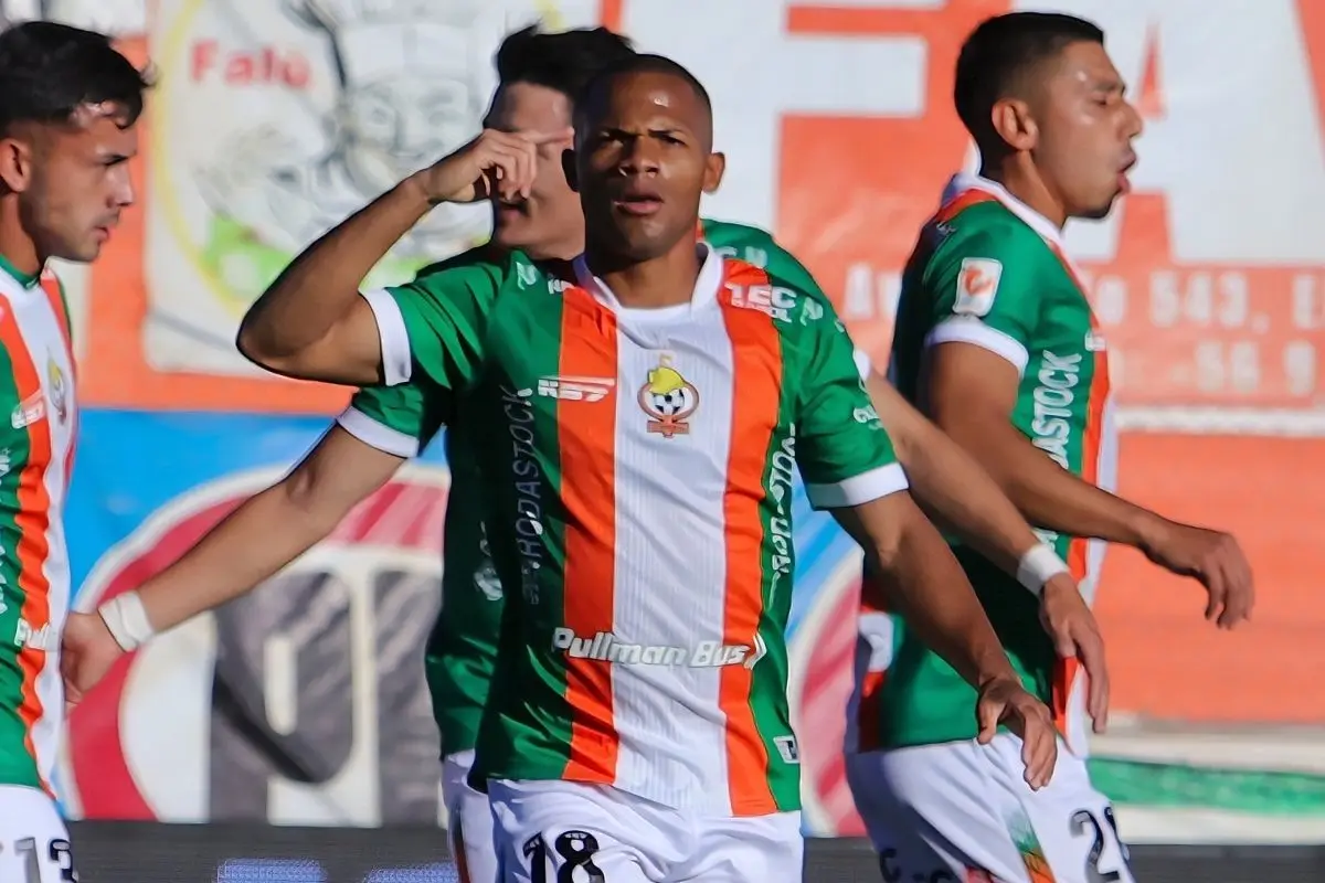 César Múnder suma dos goles en el partido, red X