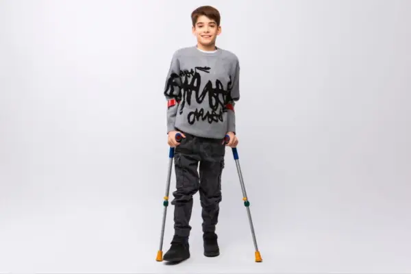 Alan García Gaete es el niño embajador de la Teletón ,red X