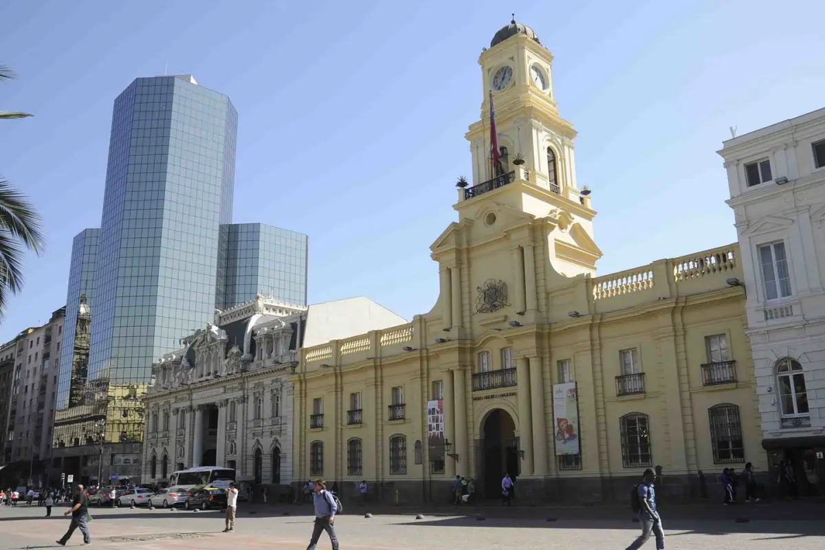 Santiago en 100 Palabras inicia su aniversario 25 con una cápsula del tiempo en Plaza de Armas , Cedida