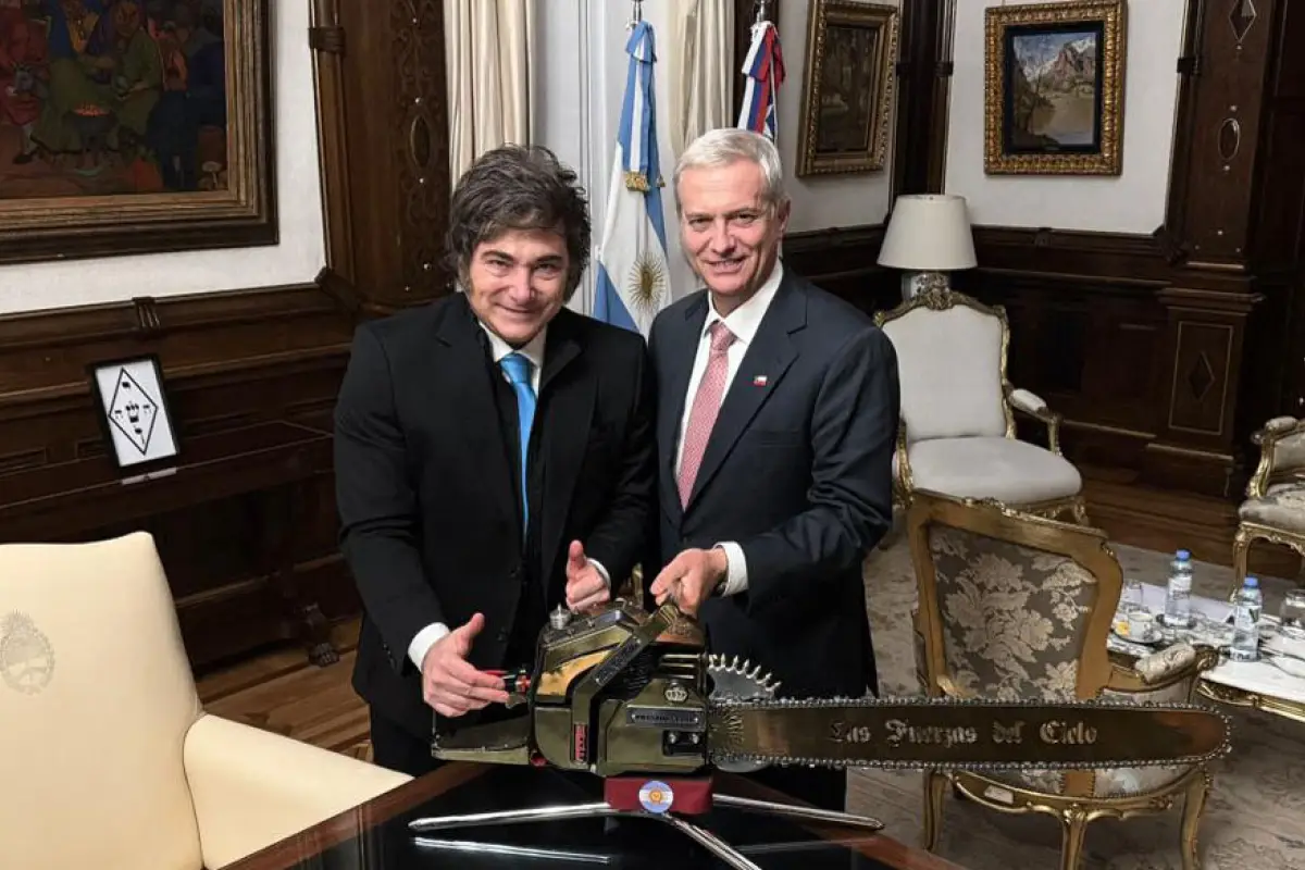 Kast y Milei con motosierra, EFE 
