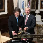 Kast y Milei con motosierra, EFE 