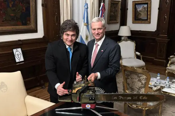 Kast y Milei con motosierra ,EFE 