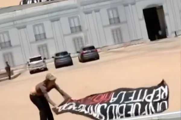 La mujer rompió la seguridad en La Moneda ,Captura