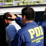 Hombre fue detenido por personal de la PDI, red X