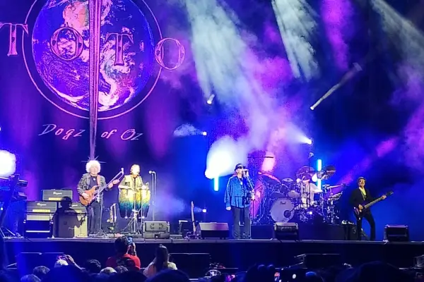 Toto conquistó el Claro Arena: Así suena la magia en vivo  ,Captura
