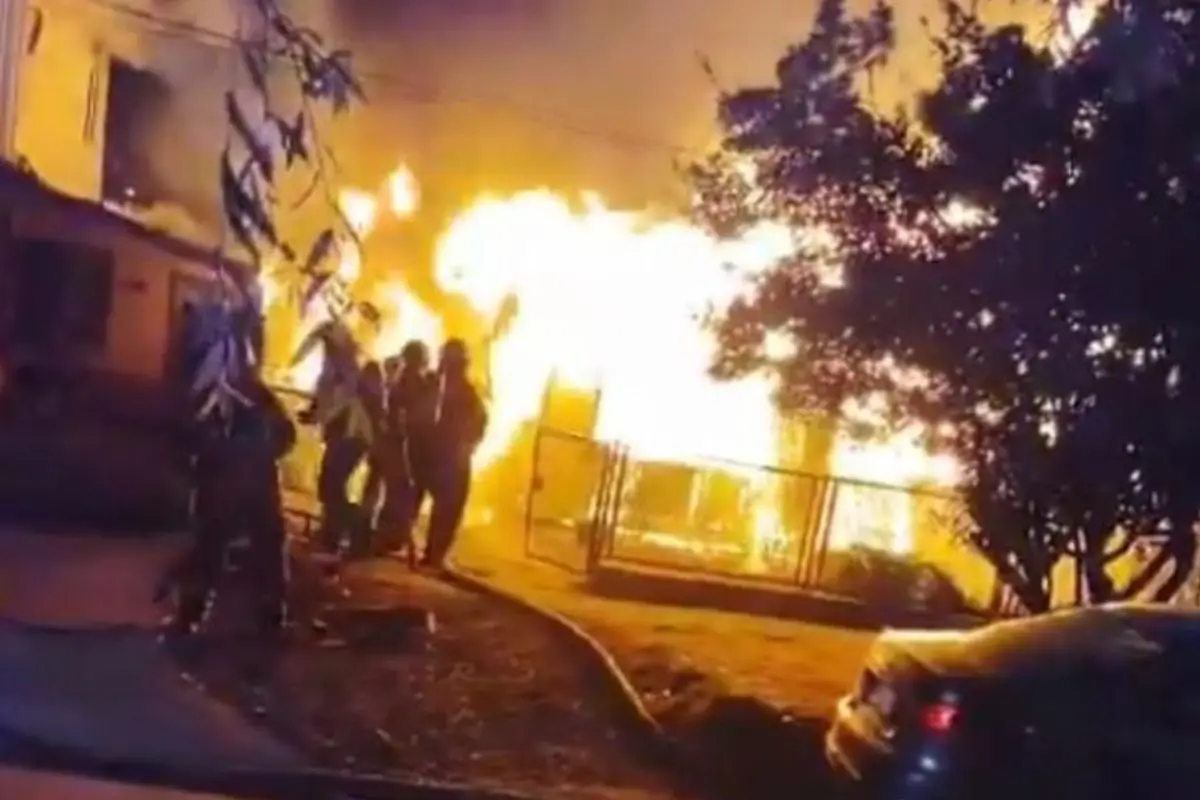 El incendio consumió completamente la vivienda, red X
