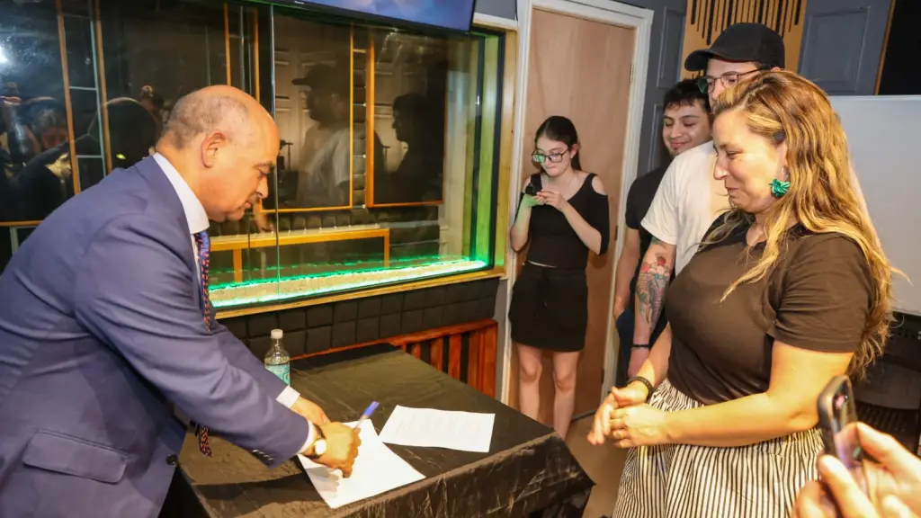 Firma de convenio - La Hora