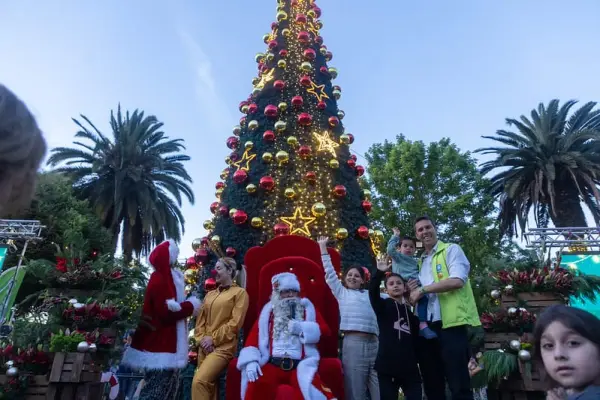 Renca dio inicio a la Navidad con presentación de coro gospel, llegada del Viejito pascuero y el encendido de árbol de más de 12 metros ,Cedida