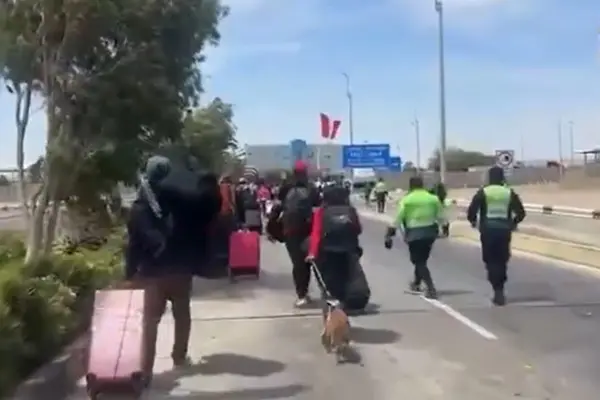 Migrantes ingresan a la fuerza a territorio peruano ,red X