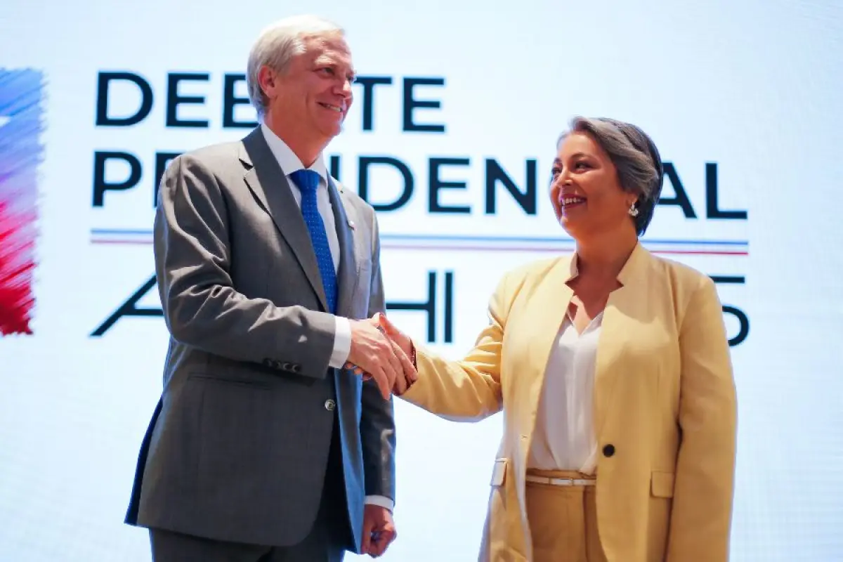 Kast y Jara cara a cara por última vez, red X