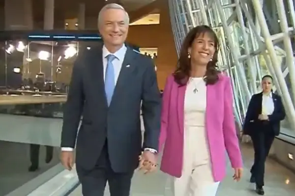 José Antonio Kast junto  su esposa en TVN ,Captura