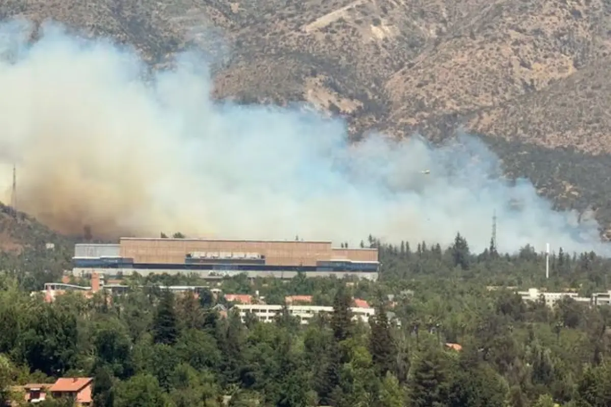 Incendio en Las Condes sigue activo, Redes sociales | X