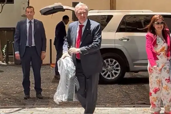 Kast tuvo un aplaudido gesto con la prensa ,red X