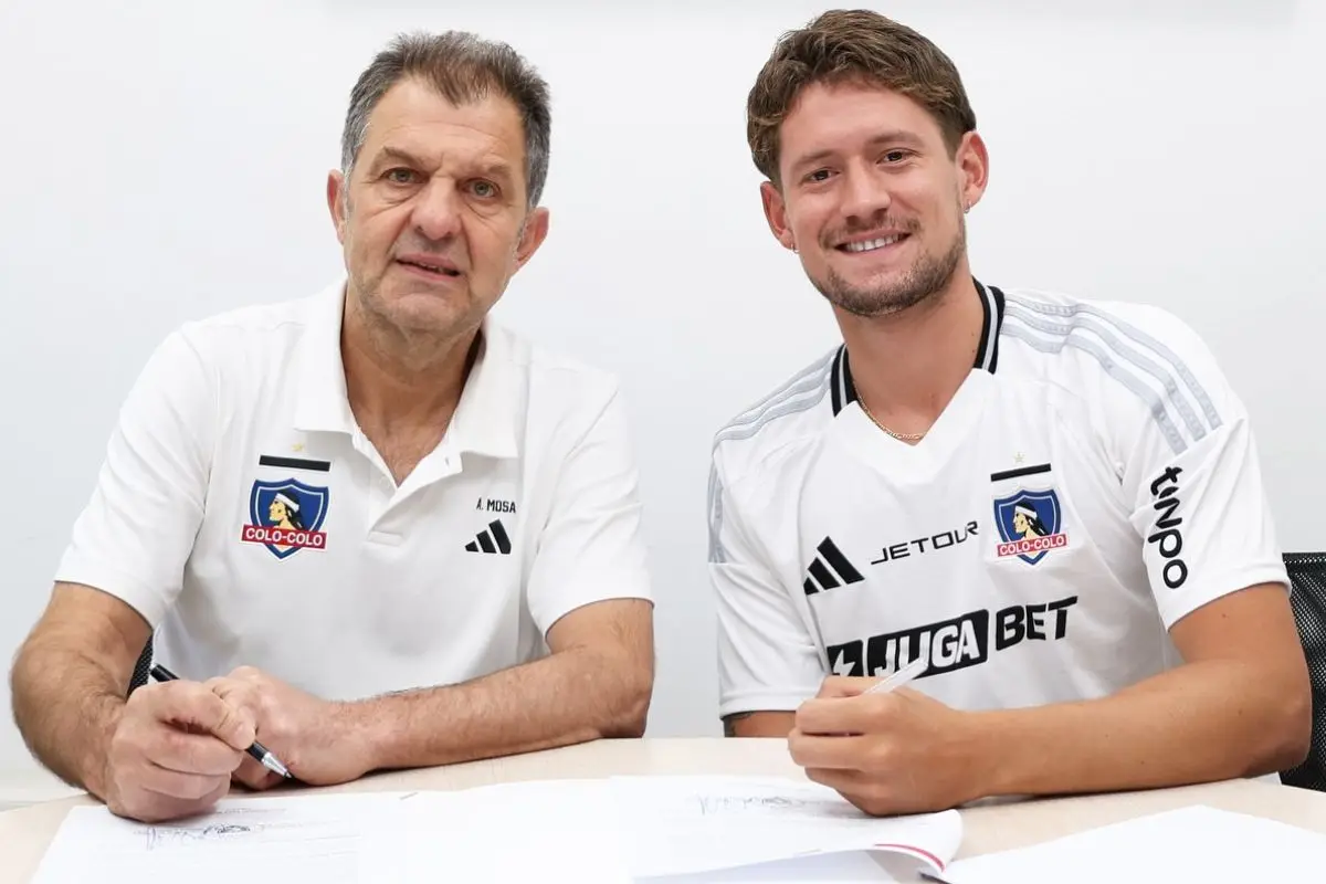 Joaquín Sosa firmó su contrato en Colo Colo, red X