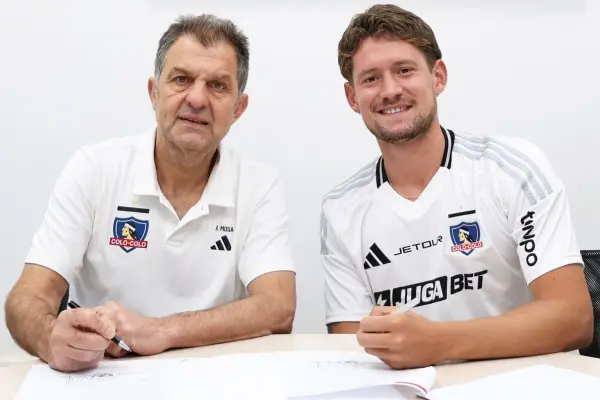 Joaquín Sosa firmó su contrato en Colo Colo ,red X