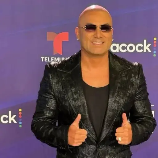 Wisin con lentes ,Instagram (dopamina by BBCL)