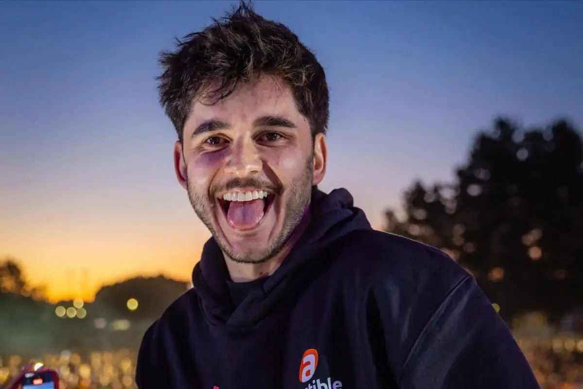 Julio Robert, Redes sociales