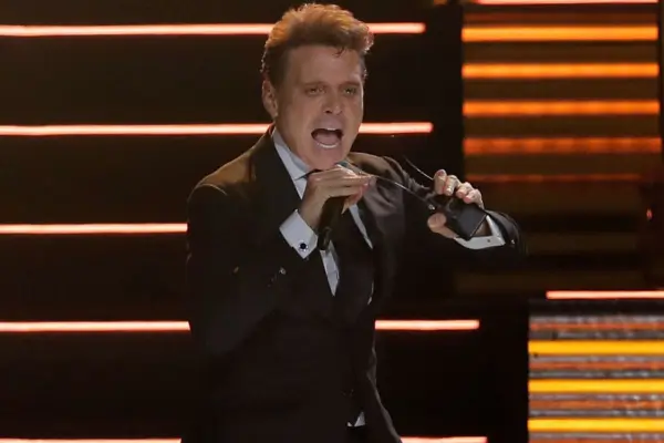 Luis Miguel se encuentra en el país ,red X