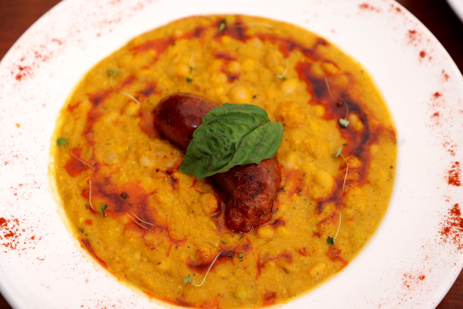 Porotos con mazamorra y longaniza de jabalí, lo nuevo del verano en Damajuna - Juan Pablo Carmona Y.