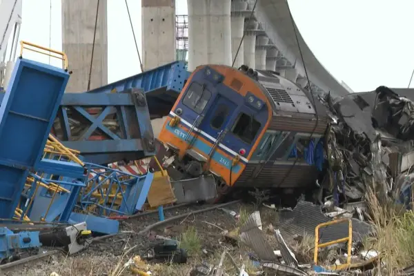   ,Tren Descarrilado Tailandia-Diario Libre