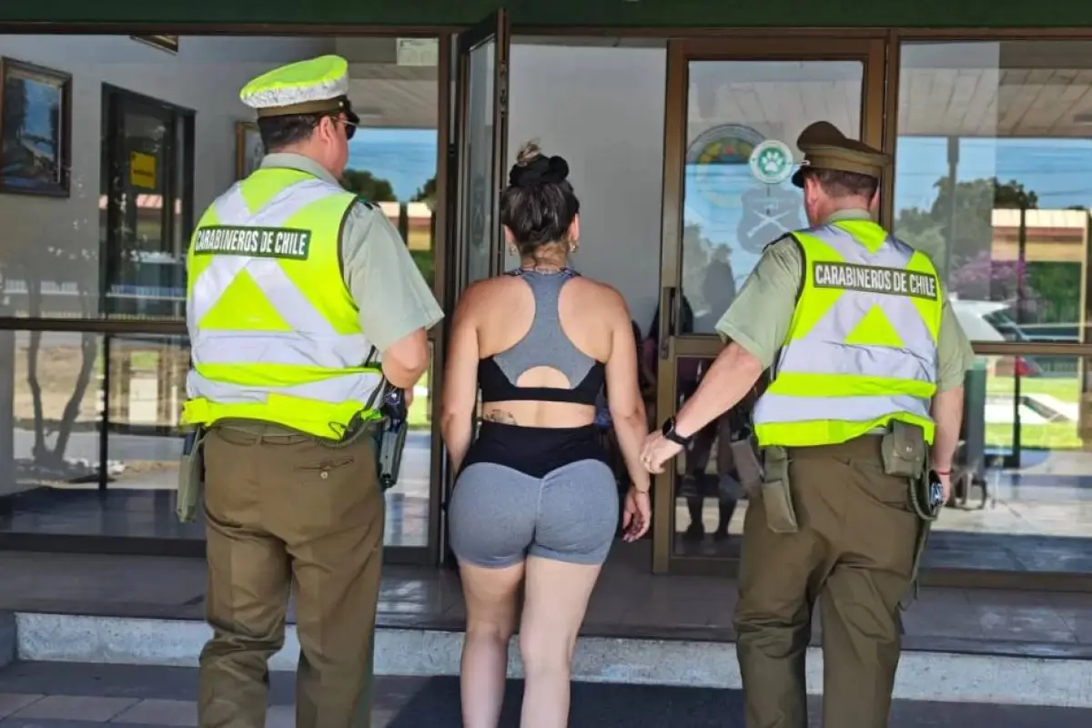 Mujer siendo detenida por personal policial, Cuenta X Carabineros Región de Ñuble