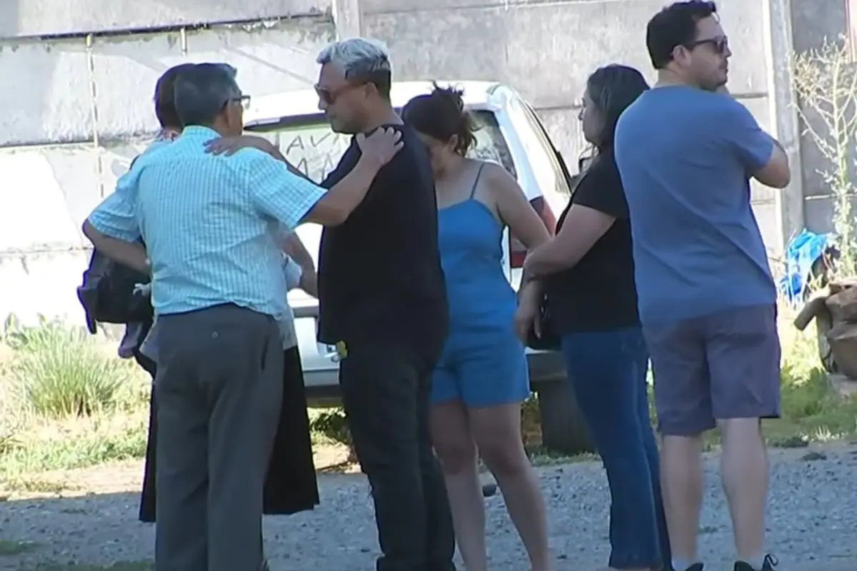 Sergio Rojas junto a la familia de Andrés Caniulef, Captura