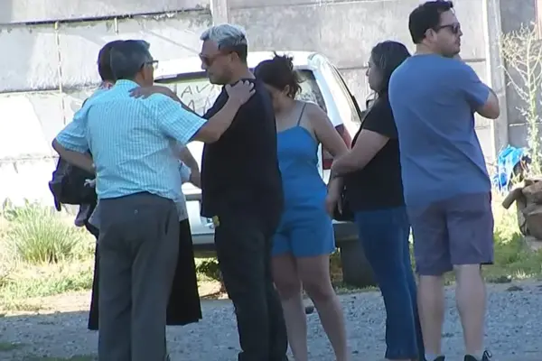 Sergio Rojas junto a la familia de Andrés Caniulef ,Captura