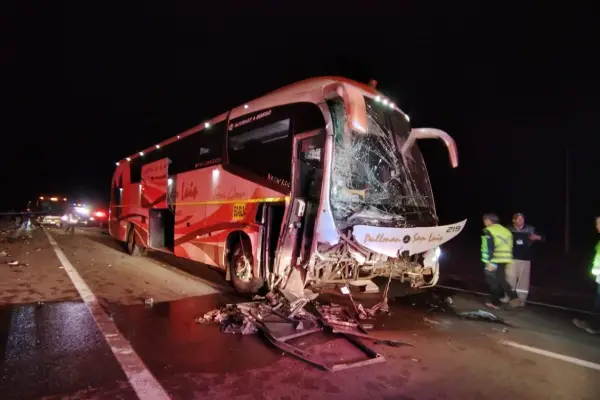 El vehículo menor impactó de frente a bus de pasajeros ,red X