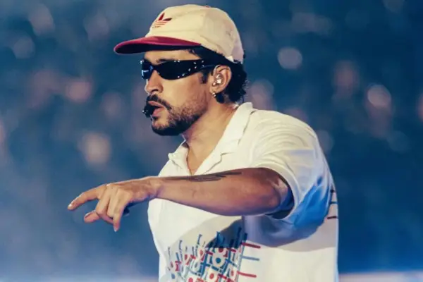 Bad Bunny cierra este domingo su paso por Chile ,red X