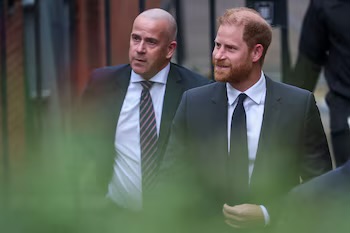 Principe Harry llegando al Tribunal de Justicia de Londres - Google