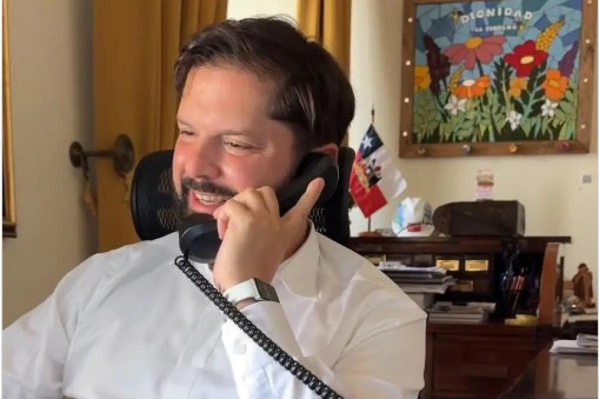 Boric hablando con estudiantes que obtuvieron puntaje nacional, Instagram