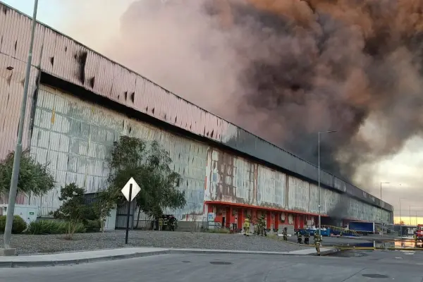 Incendio afectó a bodegas en San Bernardo ,red X