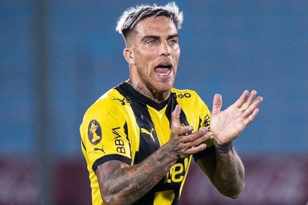 Javier Méndez defiende los colores de Peñarol, red X