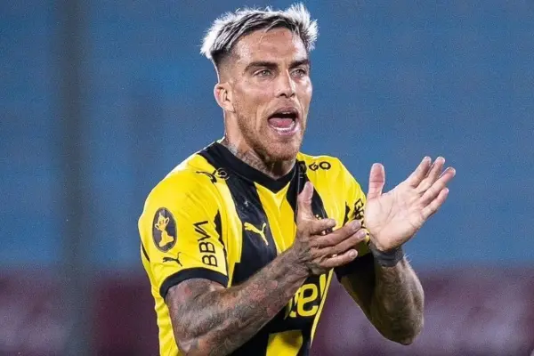 Javier Méndez defiende los colores de Peñarol ,red X