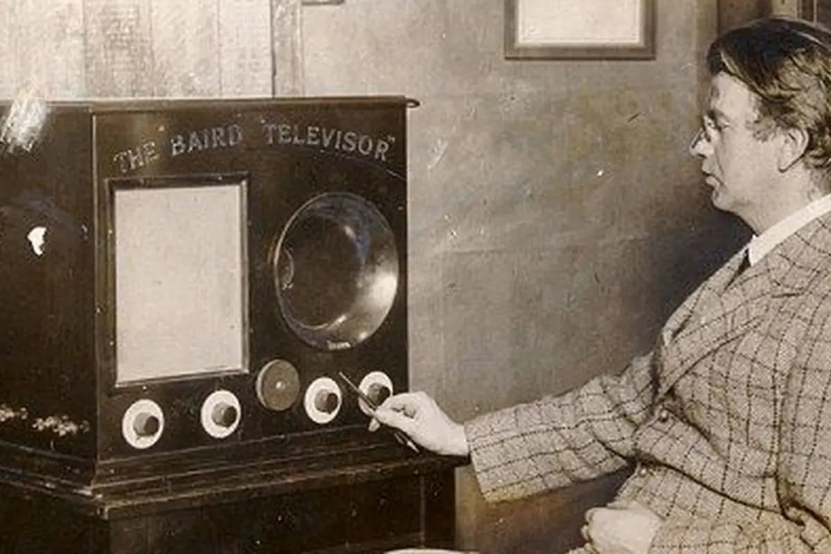 John Logie Baird junto con su invento revolucionario, CC/Flickr/Paille