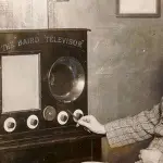 John Logie Baird junto con su invento revolucionario, CC/Flickr/Paille