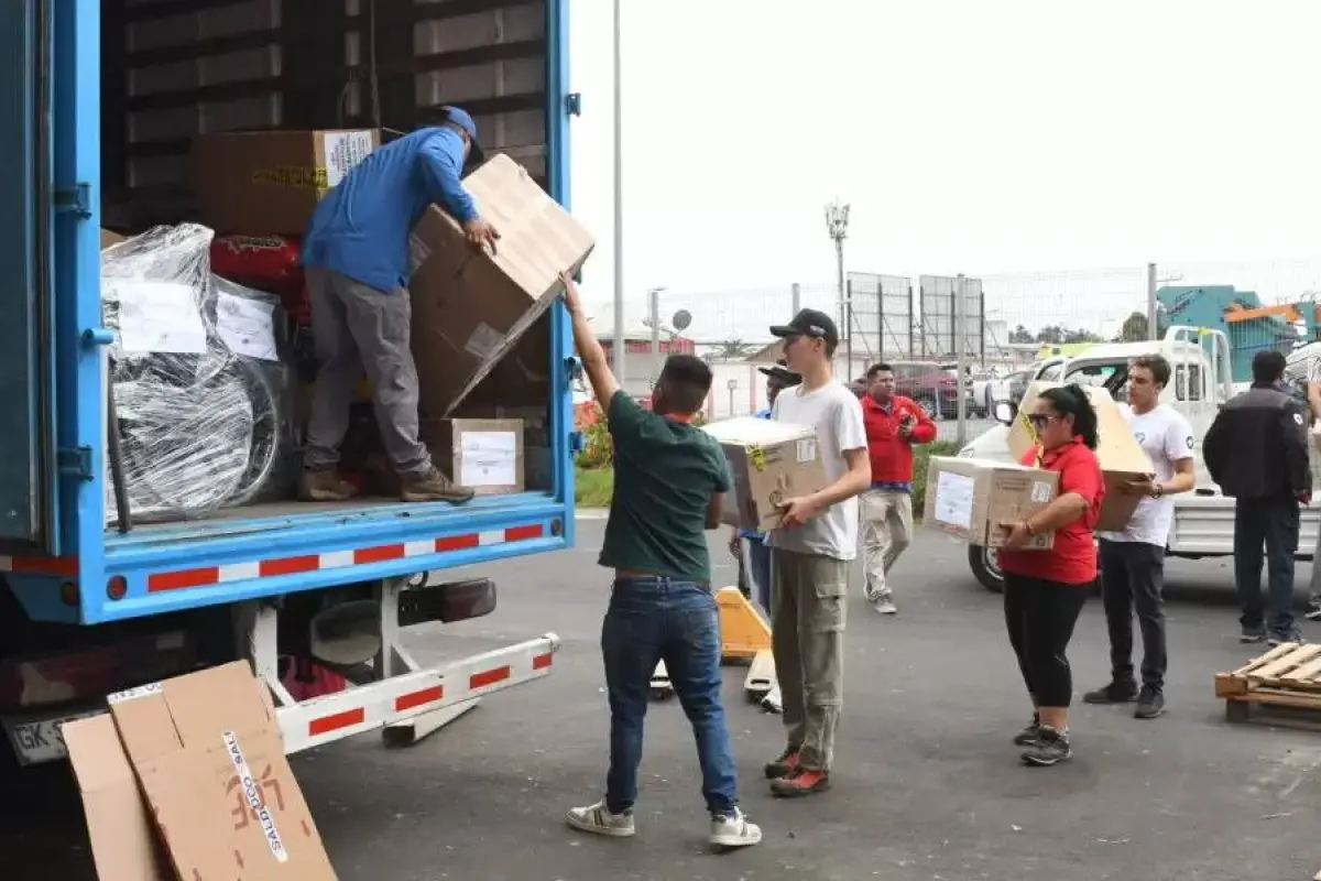 Denuncian robo de camión con ayuda para damnificados por incendios, Redes sociales | Referencial