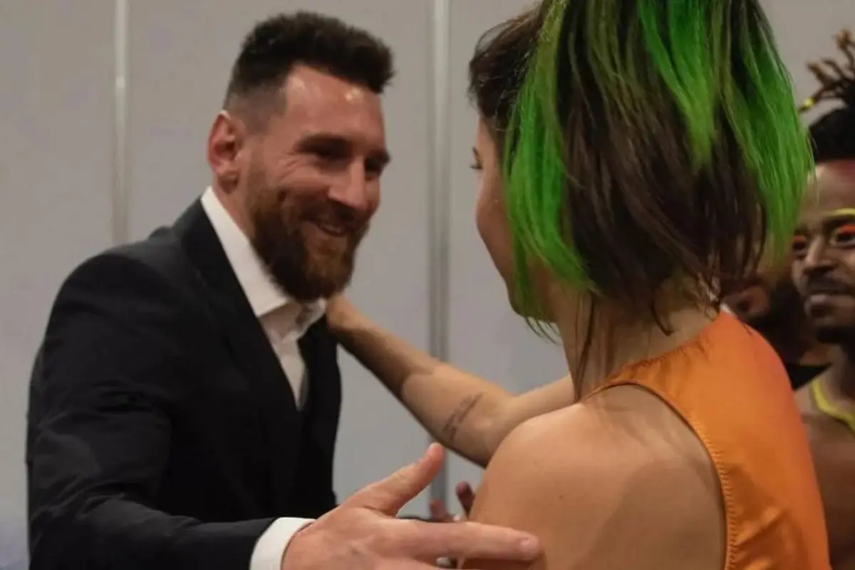 Catalina Vega saludando a Lionel Messi, 24horas.cl (TVN)