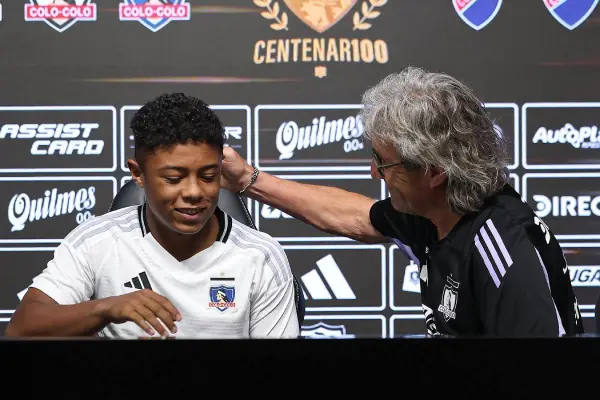 Amaro Delgado firmando su primer contrato profesional ,Colo Colo