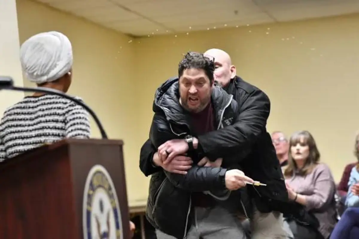 Hombre ataca con sustancia desconocida a congresista, Al Jazeera