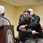 Hombre ataca con sustancia desconocida a congresista, Al Jazeera